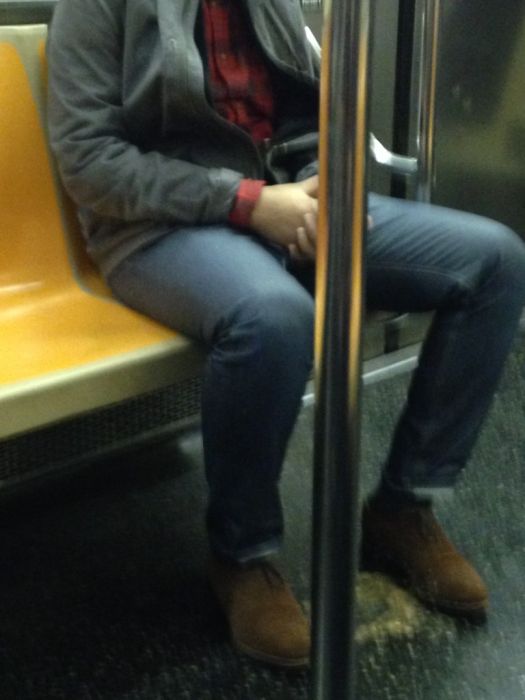 Странная мода у пассажиров в метро