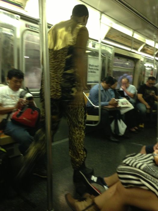 Странная мода у пассажиров в метро