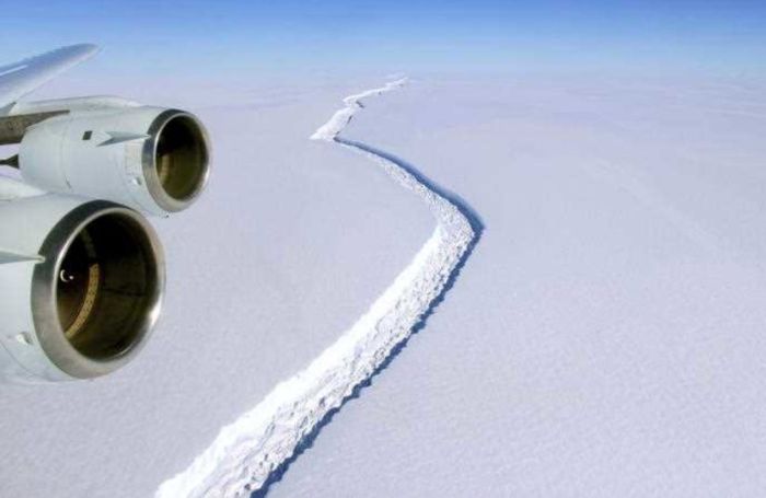 Весом в триллион тонн на Антарктиде откололся айсберг (5 фото)