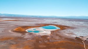 Это удивительное место находится в Чили. Пустыня Атакама. Эта пустыня считается одной из самых засушливых, но космические пейзажи открывающиеся глазу путешественников, покоряют с первого же раза.